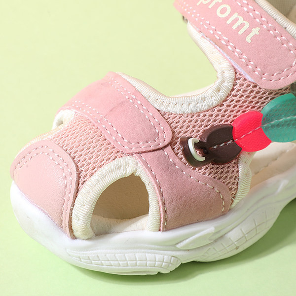 Model nou de sandale pentru copii cu aplicatie si talpa aspra