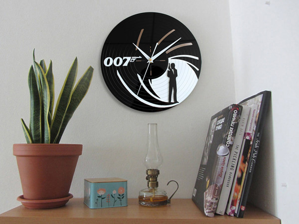 Ceas de vinil în formă rotundă pentru perete cu inscripția 007