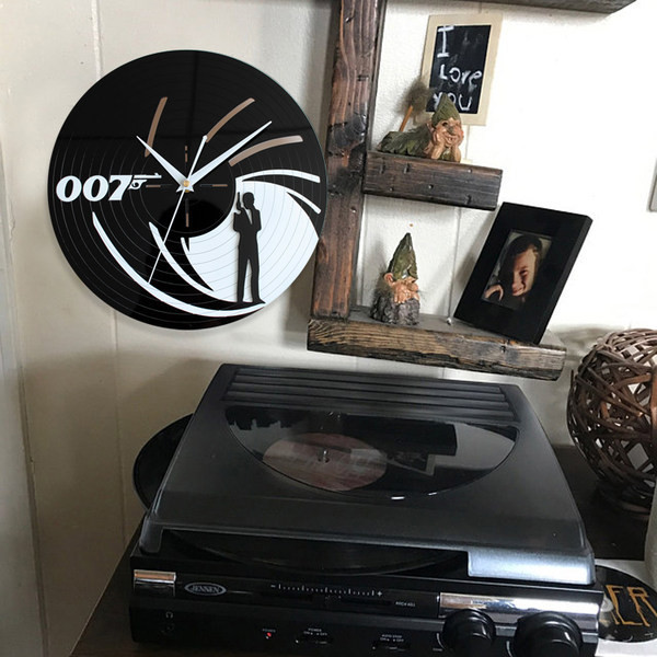 Ceas de vinil în formă rotundă pentru perete cu inscripția 007