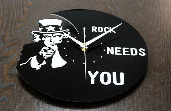 Ceas modern decorativ din vinil cu inscripția Rock are nevoie de tine