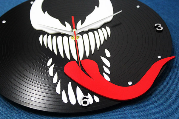 Ceas de perete rotund elegant din vinil