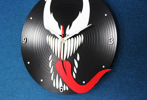 Ceas de perete rotund elegant din vinil