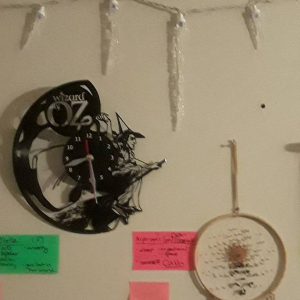 Ceas modern de perete din vinil cu inscripția Wizard Oz