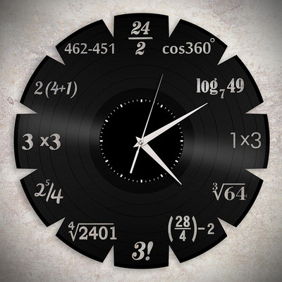 Σύγχρονο ρολόι τοίχου με αριθμούς