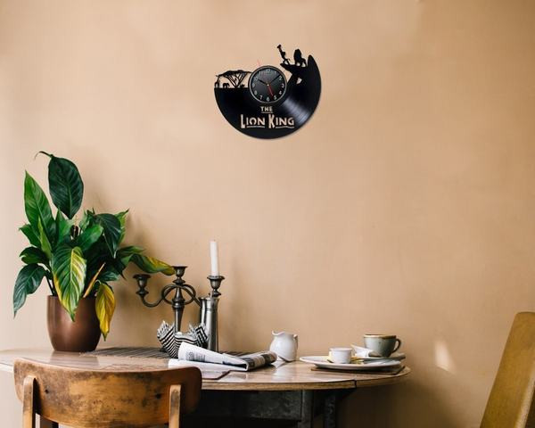 Ceas de perete elegant din vinil cu inscripția Regele Leu
