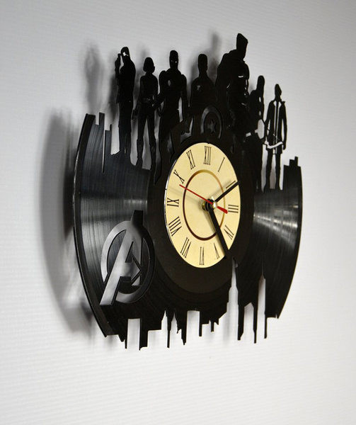 Ceas de vinil la zi cu inscripție pe perete