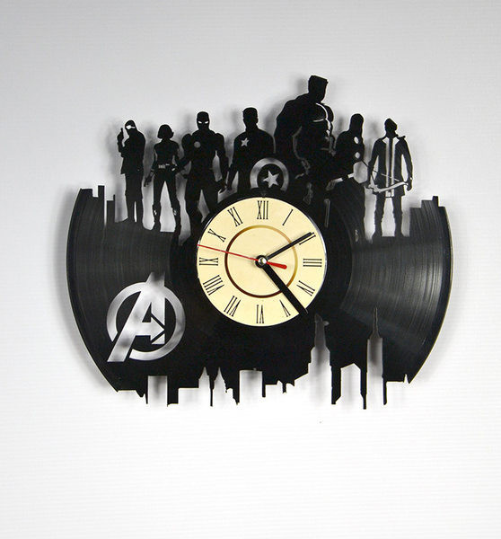 Ceas de vinil la zi cu inscripție pe perete