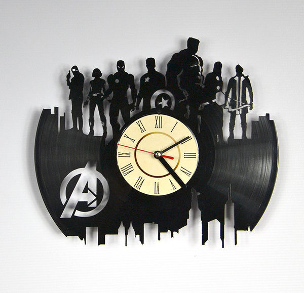 Ceas de vinil la zi cu inscripție pe perete