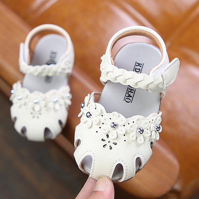 Sandale pentru bebeluși cu autocolant și flori 3D