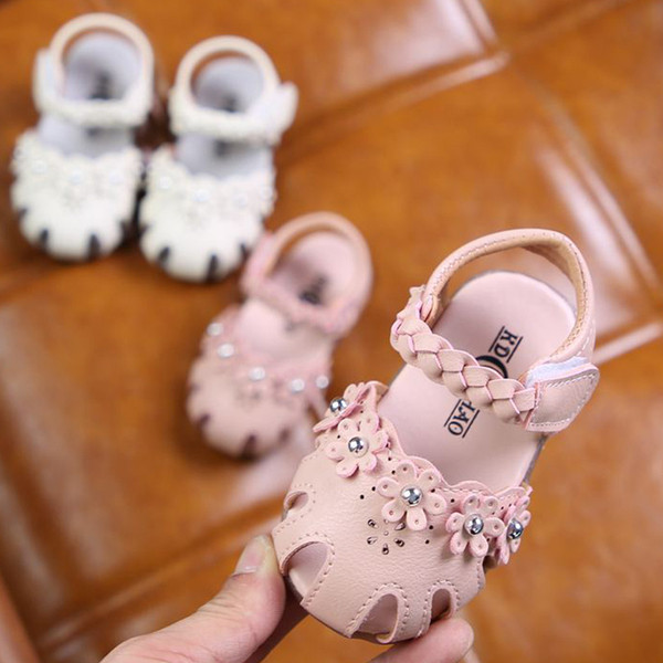Sandale pentru bebeluși cu autocolant și flori 3D