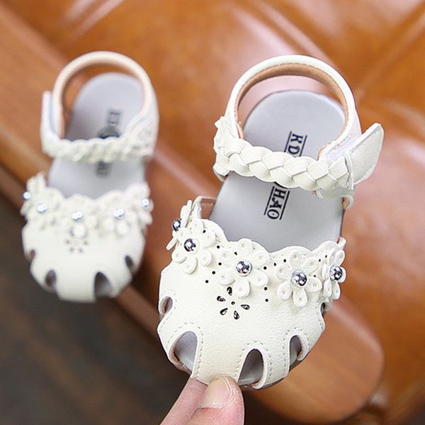 Sandale pentru bebeluși cu autocolant și flori 3D