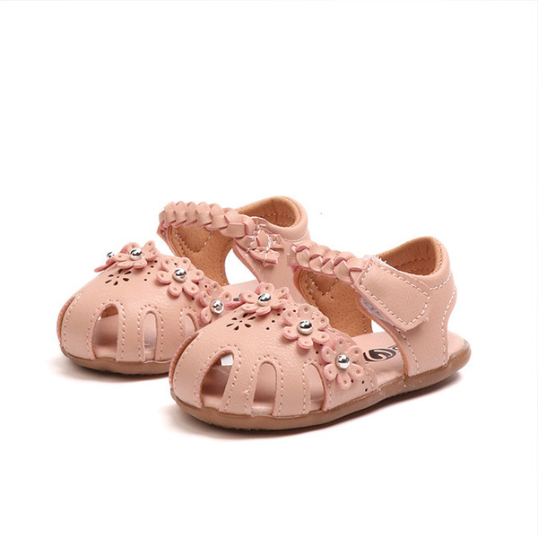 Sandale pentru bebeluși cu autocolant și flori 3D