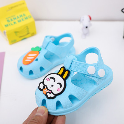 Sandale pentru bebeluși cu autocolant și elemente 3D