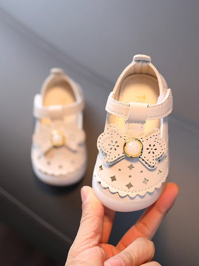 Бебешки обувки от еко кожа с перли и велкро лепенки