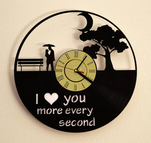 Ceas de vinil actual cu inscripție pe perete