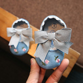 Pantofi pentru bebelusi cu diferite decoratiuni