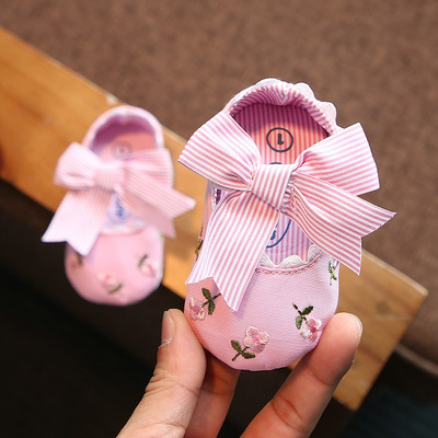 Pantofi pentru bebelusi cu diferite decoratiuni