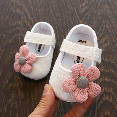 Pantofi pentru bebelusi cu diferite decoratiuni