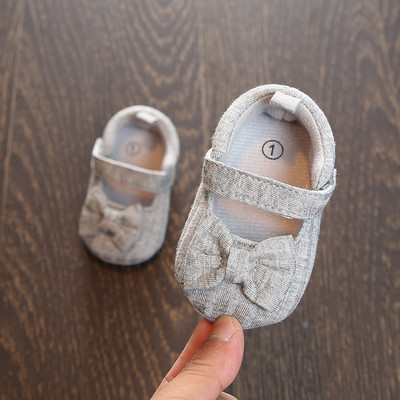 Pantofi pentru bebelusi cu diferite decoratiuni