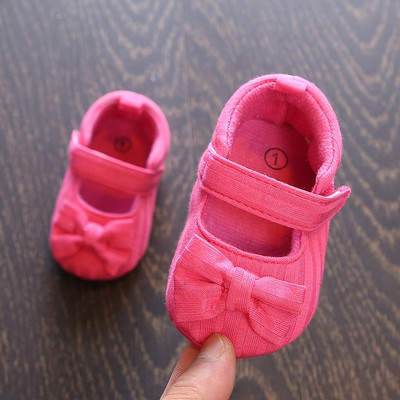 Pantofi pentru bebelusi cu diferite decoratiuni