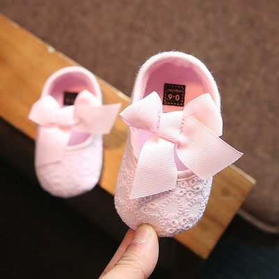 Pantofi pentru bebelusi cu diferite decoratiuni