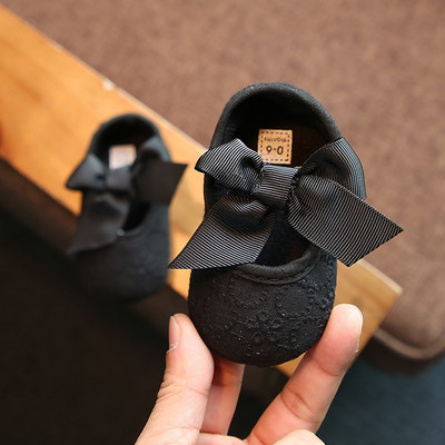 Pantofi pentru bebelusi cu diferite decoratiuni