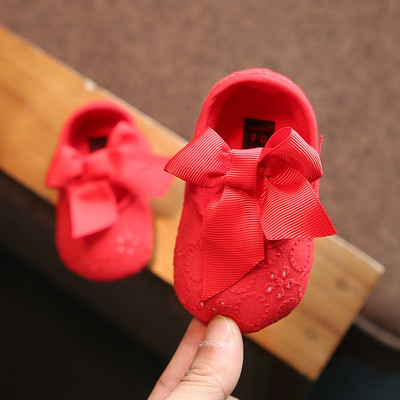 Pantofi pentru bebelusi cu diferite decoratiuni