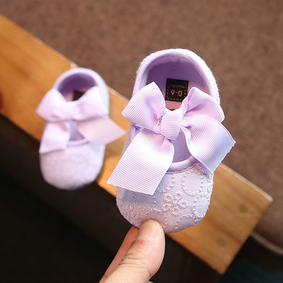 Pantofi pentru bebelusi cu diferite decoratiuni