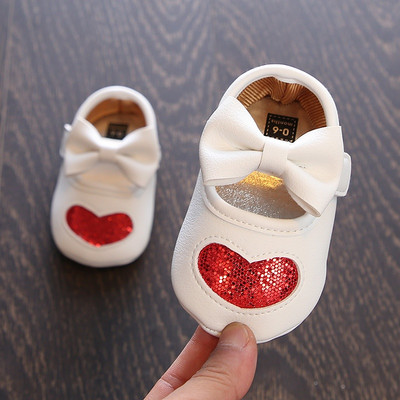 Pantofi pentru bebelusi cu diferite decoratiuni
