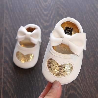 Pantofi pentru bebelusi cu diferite decoratiuni