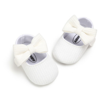 Pantofi pentru bebelusi cu diferite decoratiuni