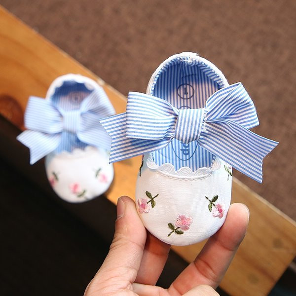 Pantofi pentru bebelusi cu diferite decoratiuni