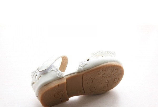 Sandale moderne pentru bebeluși cu panglică și autocolant