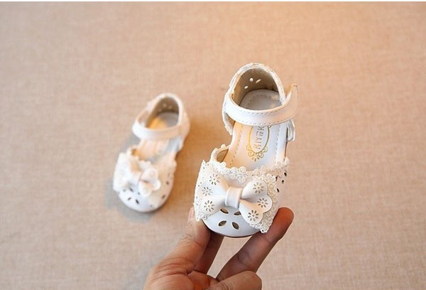 Sandale moderne pentru bebeluși cu panglică și autocolant