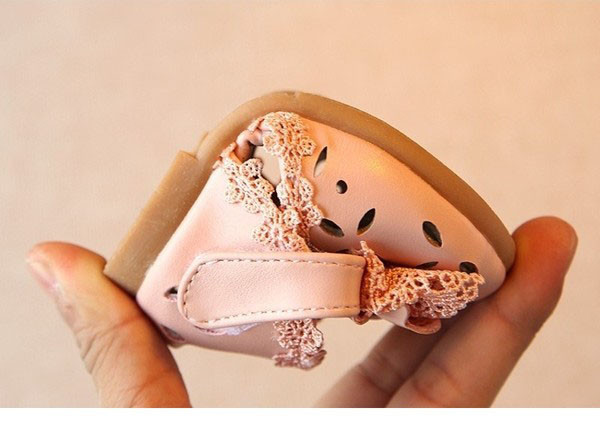 Sandale moderne pentru bebeluși cu panglică și autocolant