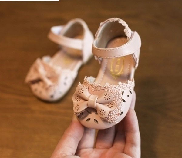 Модерни бебешки сандали с панделка и лепенка