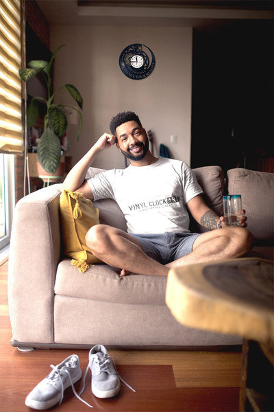 Ceas de perete din vinil cu o inscripție în formă rotundă