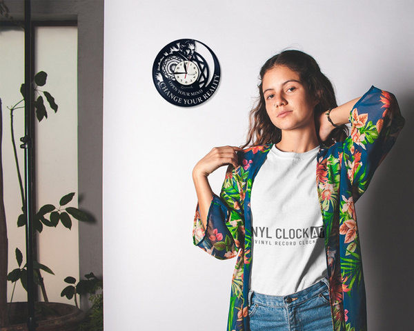 Ceas de perete din vinil cu o inscripție în formă rotundă