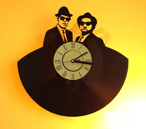 Ceas de perete elegant din vinil, în formă rotundă