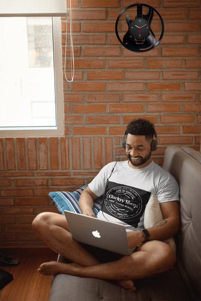 Ceas de perete cu instrument muzical in forma rotunda