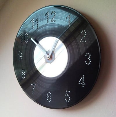 Σύγχρονο ρολόι σε στρογγυλό σχήμα για έναν τοίχο με αριθμούς