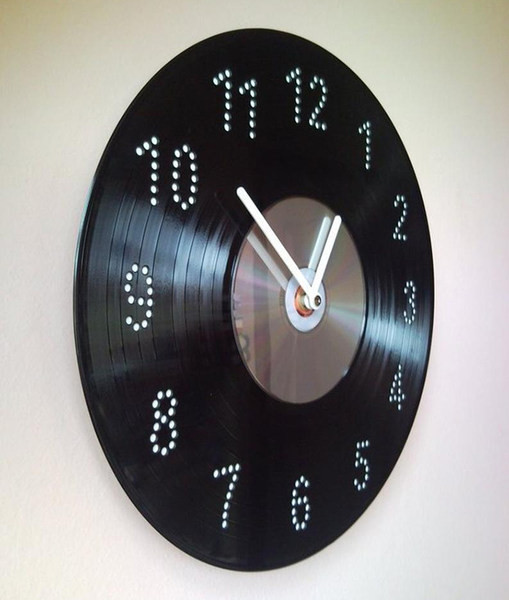 Ceas modern în formă rotundă pentru un perete cu numere