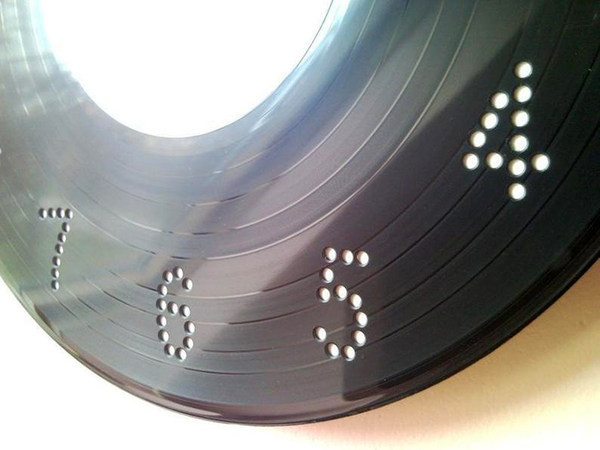 Ceas modern în formă rotundă pentru un perete cu numere