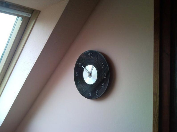 Ceas modern în formă rotundă pentru un perete cu numere