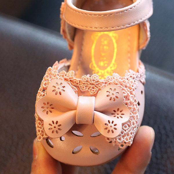 Pantofi pentru bebelusi cu autocolant si panglica
