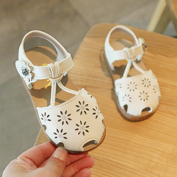 Sandale bebelusi pentru fete din piele ecologica perforata