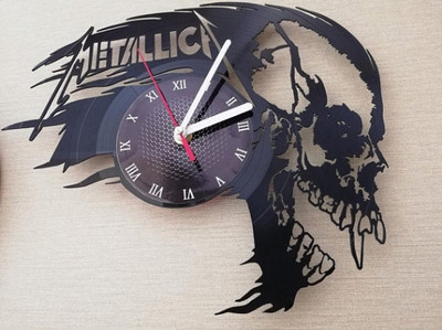 Актуален часовник от винил с надпис Metallica