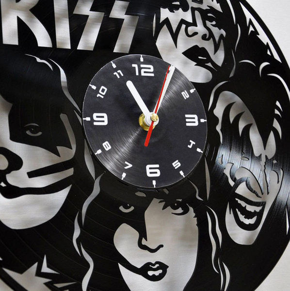 Ceas rotund decorativ modern din vinil cu inscripția Kiss