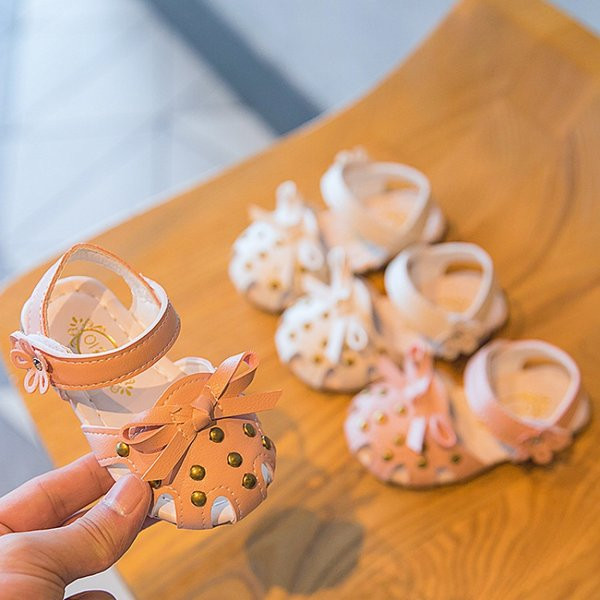 Sandale bebelusi cu carouri metalice si panglica pentru fete