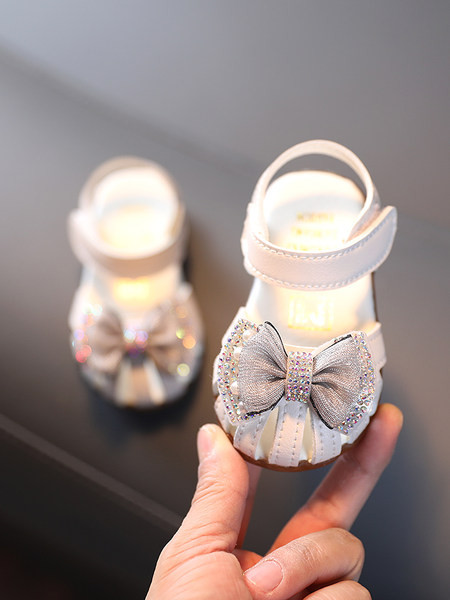 Model nou de sandale din piele bebelusi cu panglica si pietre